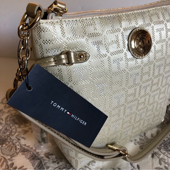 NWT Tommy Hilfiger Crossbody Cream with Goldtone Hardware Approx. 8x7x3 inches - Picture 3 of 7